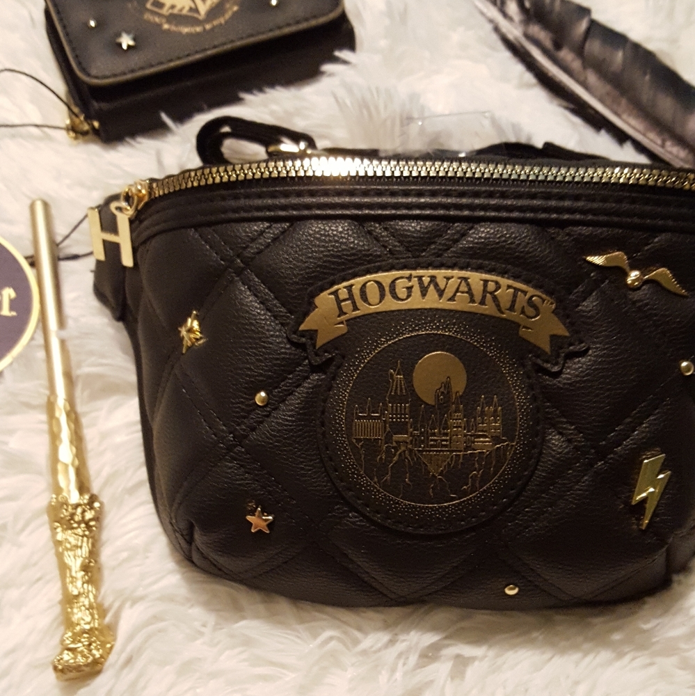 Hogwarts Fanny Pack & Wallet ( free gift) - Picture 3 of 12